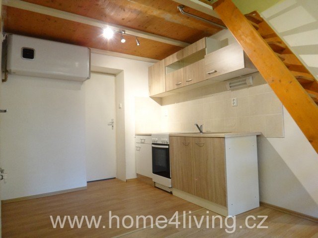 Pronájem atypického bytu 1+1, Brno - Centrum, ul. Kopečná, částečně zařízený, nová okna, bezpečnostní fólie v oknech, vhodný pro pár i jako studentský byt