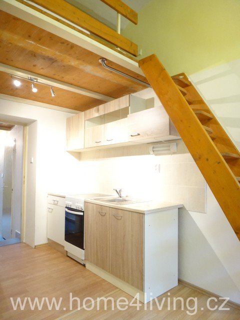 Pronájem atypického bytu 1+1, Brno - Centrum, ul. Kopečná, částečně zařízený, nová okna, bezpečnostní fólie v oknech, vhodný pro pár i jako studentský byt