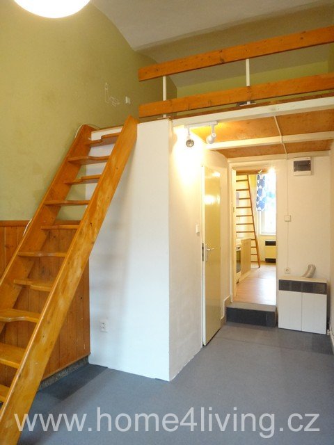 Pronájem atypického bytu 1+1, Brno - Centrum, ul. Kopečná, částečně zařízený, nová okna, bezpečnostní fólie v oknech, vhodný pro pár i jako studentský byt