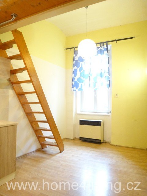 Pronájem atypického bytu 1+1, Brno - Centrum, ul. Kopečná, částečně zařízený, nová okna, bezpečnostní fólie v oknech, vhodný pro pár i jako studentský byt